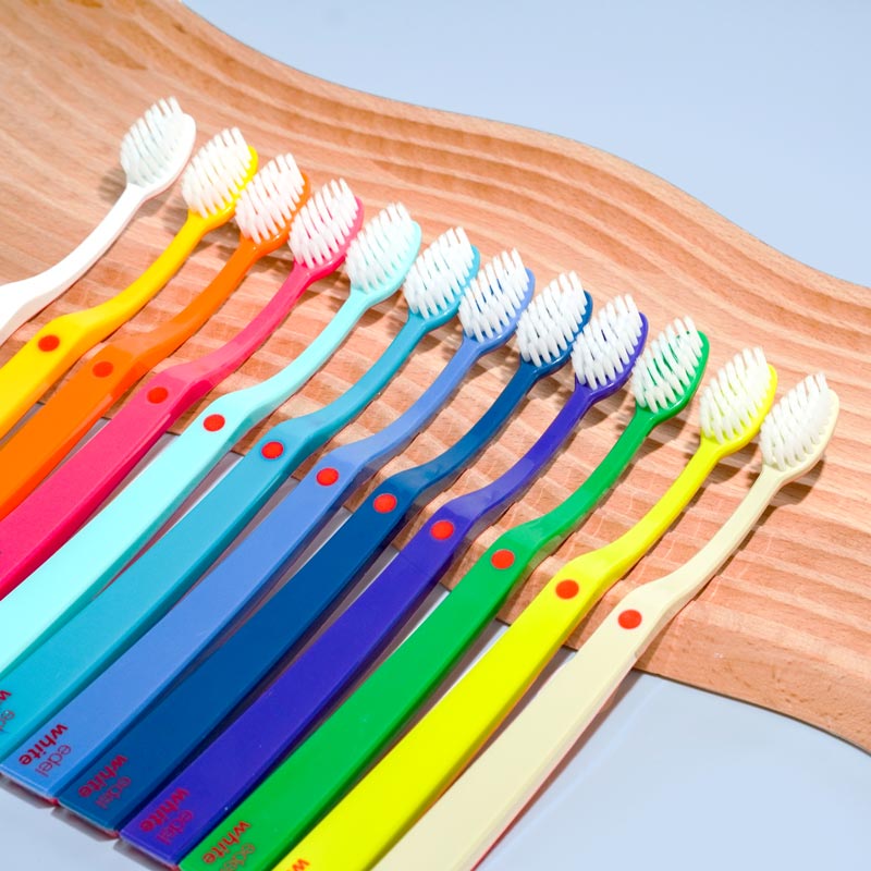 Brosse à dents suisse avec poils UltraSoft et manches multicolores