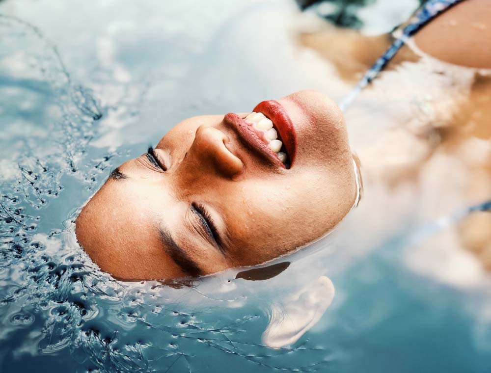 Femme flottant paisiblement dans l'eau