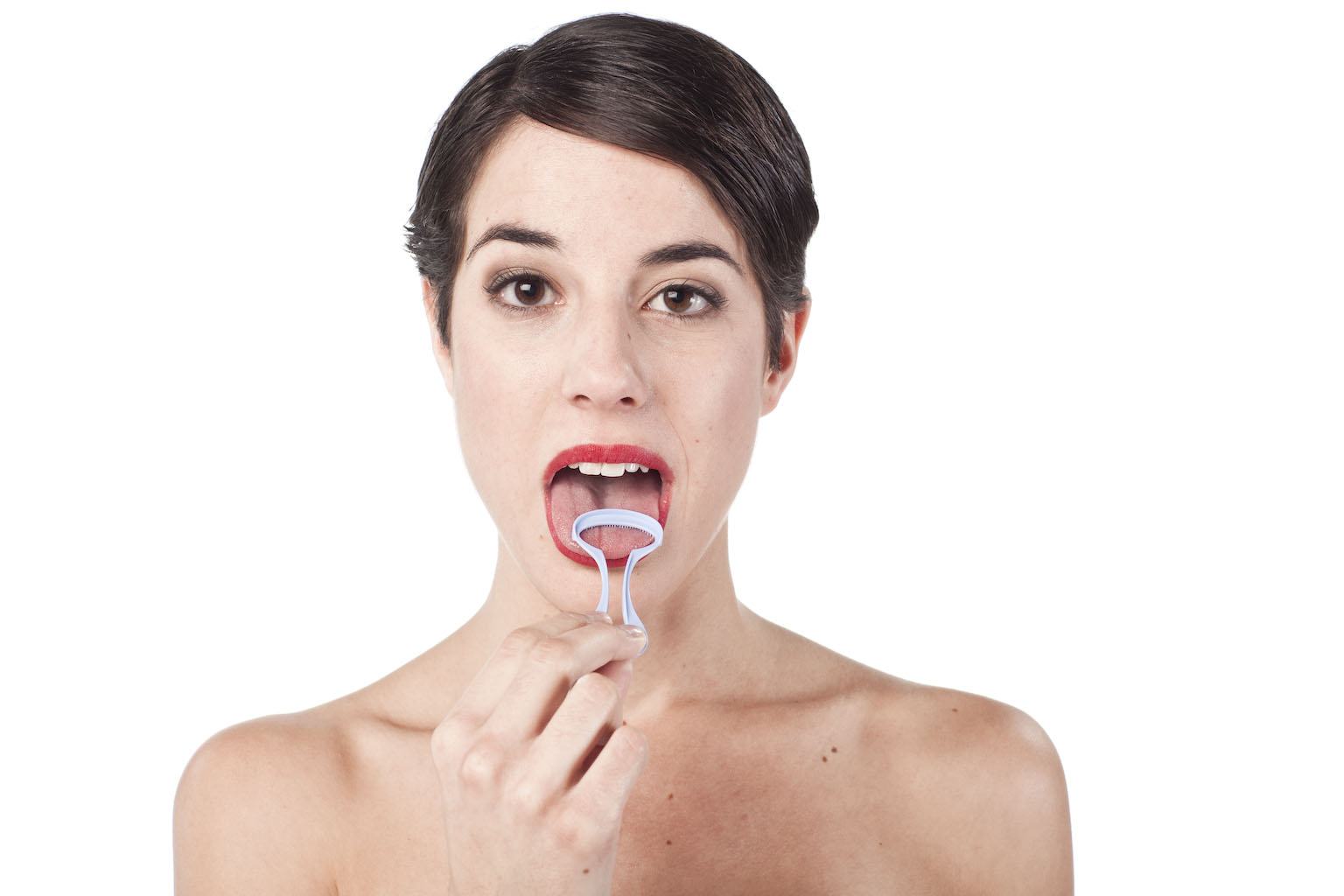 Jeune femme brune avec un nettoyeur de langue edel white specialist Tongue Cleaner
